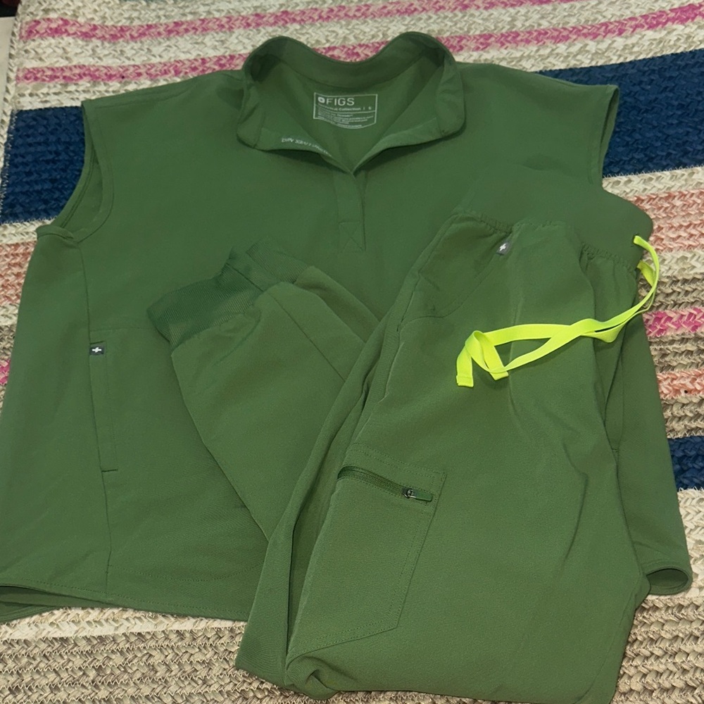 Figs Rafaela Top and Zamora Joggers Scrub Set